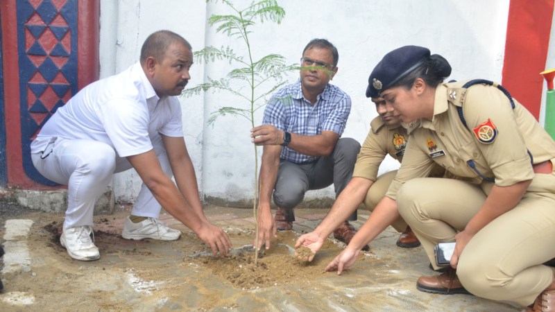 पौधारोपण करते पुलिस कमिश्नर अखिल कुमार