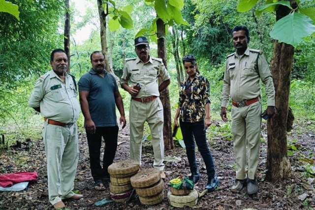 Cruelty of snake charmers on Nag Panchami in katni