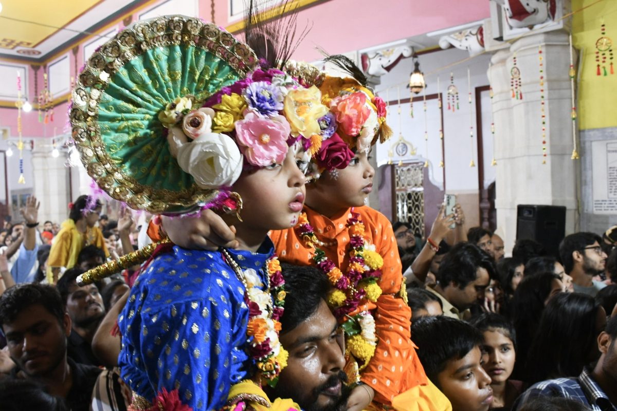 भोपाल बिड़ला मंदिर में आज कृष्ण जन्माष्टमी पर्व पर आधी रात को भगवान श्री कृष्ण
की आरती में सैकड़ों श्रद्धालु हुए शामिल ।रात 12 बजे मंदिर प्रांगण में राधे राधे
के जयकारे गूंजे ।फोटो सुभाष ठाकुर