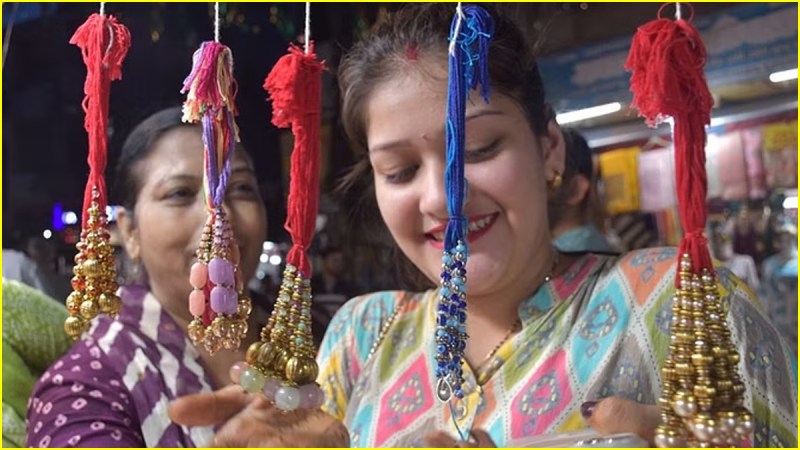 Market buzzing on Rakshabandhan in Moradabad