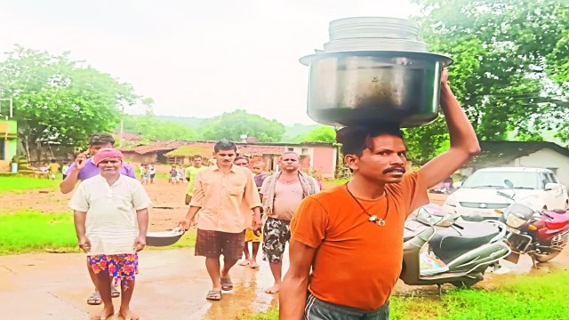 दो सौ मीटर दूर से खाना बनाकर लाते है रसोइया। 