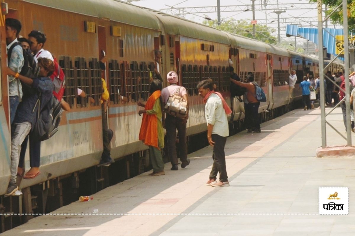 Indian Railways : भारी बारिश से रेल यातायात प्रभावित, 12 ट्रेनों का ...