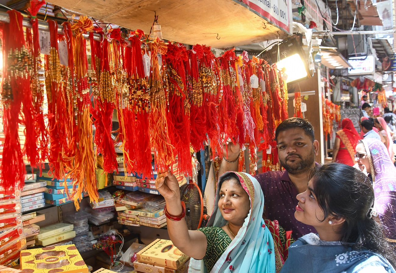 रक्षा बंधन की खरीदारी जोरों पर