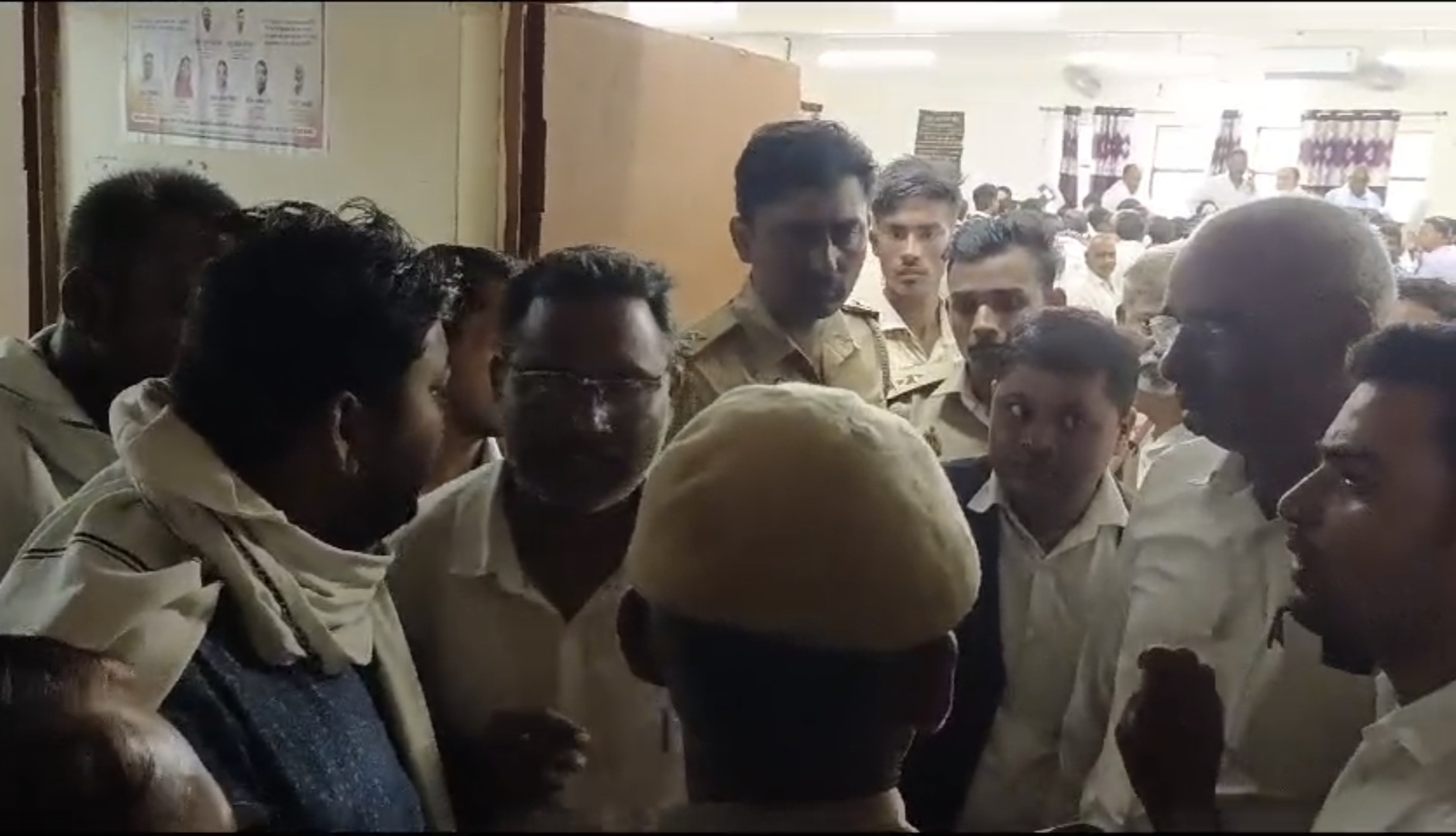 VIDEO: प्रयागराज में लेखपाल वरासत के लिए मांग रहा था 10 हजार रिश्वत, IAS के
सामने ही लोगों ने पीटा