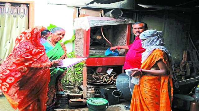 गर्मी के दिनों में लोगों ने कूलर में पानी डालकर ठंडी हवा का आनंद लिया लेकिन लंबे समय तक पानी जमा होने से भी उसमें डेंगू का लार्वा पनप सकता है। ऐसे में कूलरों से भी पानी हटाने का कार्य जारी है।