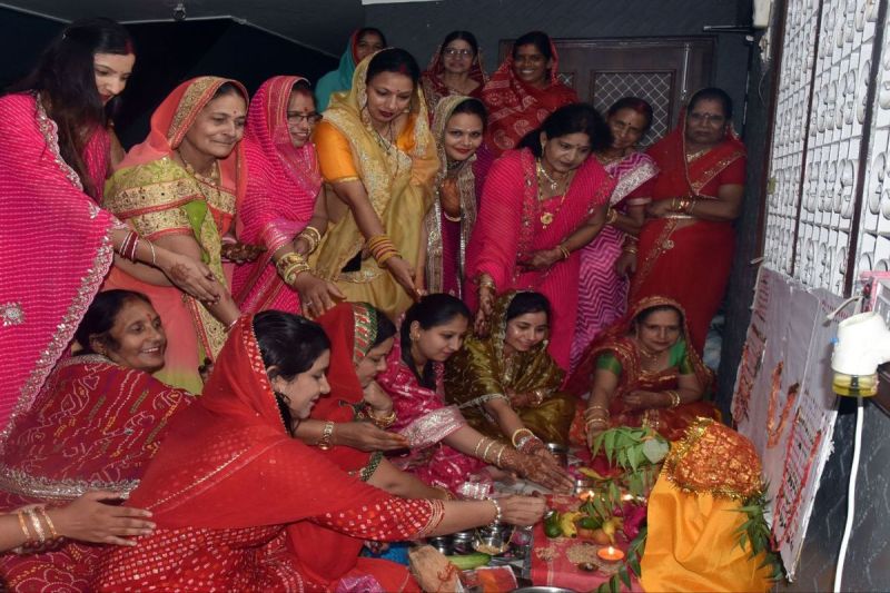 मंगल गीत गाए, बड़ी तीज माता को रिझाया, सुहाग की दीर्घायु होने की कामना की