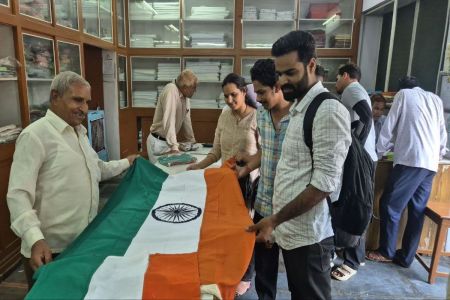 तिरंगा रैली में भी खादी के झंडे का नहीं होता उपयोग
