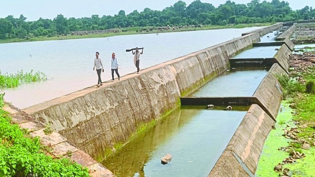 तांदुला की खूबसूरती को देखने बड़ी संख्या में पर्यटक भी पहुंच रहे हैं। कई पर्यटक लापरवाही भी बरत रहे हैं। मनाही के बाद भी जलाशय के उलट दीवार पर चल रहे हैं, जो पर्यटकों के लिए खतरनाक साबित हो सकता है।