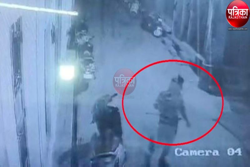 Watch Video : यहां सोना-चांदी की दुकान में चोरों ने मारी सेंध, गहने चुराए