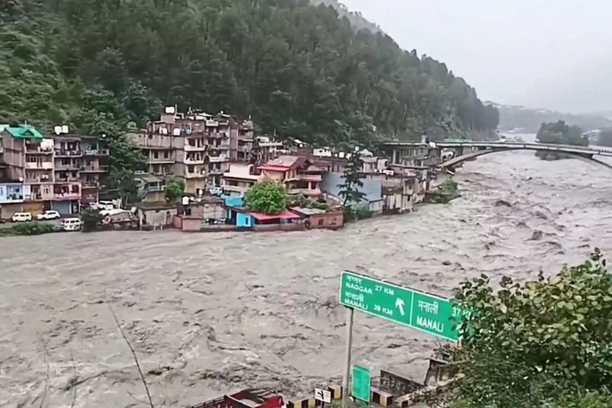 Uttarakhand Flood: उत्तराखंड में मलबे के साथ बह गया पहाड़, ‘जल प्रलय’ का वीडियो
देख कांप जाएंगे आप!