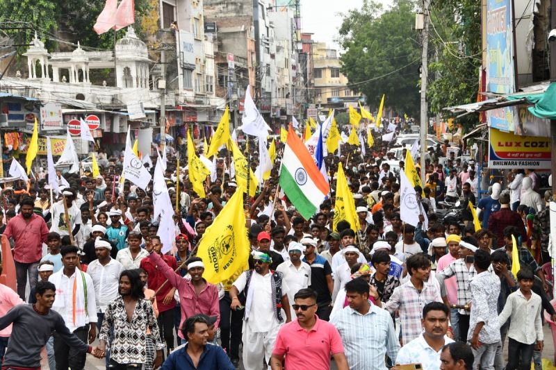 विश्व आदिवासी दिवस पर भीलवाड़ा में निकाली रैली