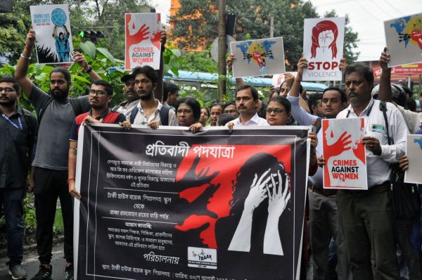 मामले में न्याय की मांग को लेकर सडक़ पर विरोध जताते विद्यार्थी तथा अन्य। 