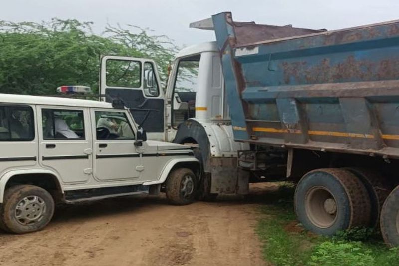 bajari maafia hits police