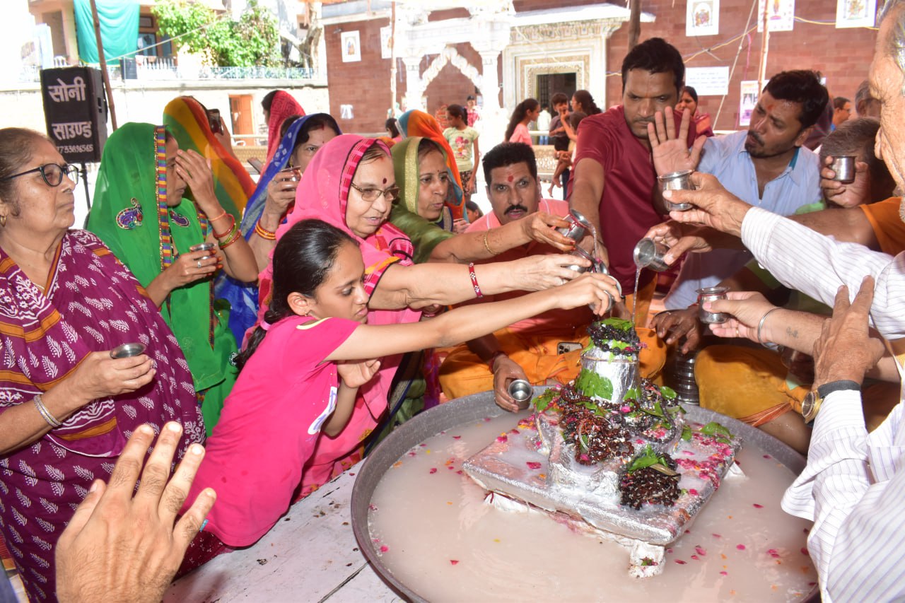 VIDEO…सर्वार्थ सिद्धि योग में मनाई हरियाली अमावस्या, झूलों का महिलाओं ने उठाया लुफ्त, मदिरों में हुए अभिषेक