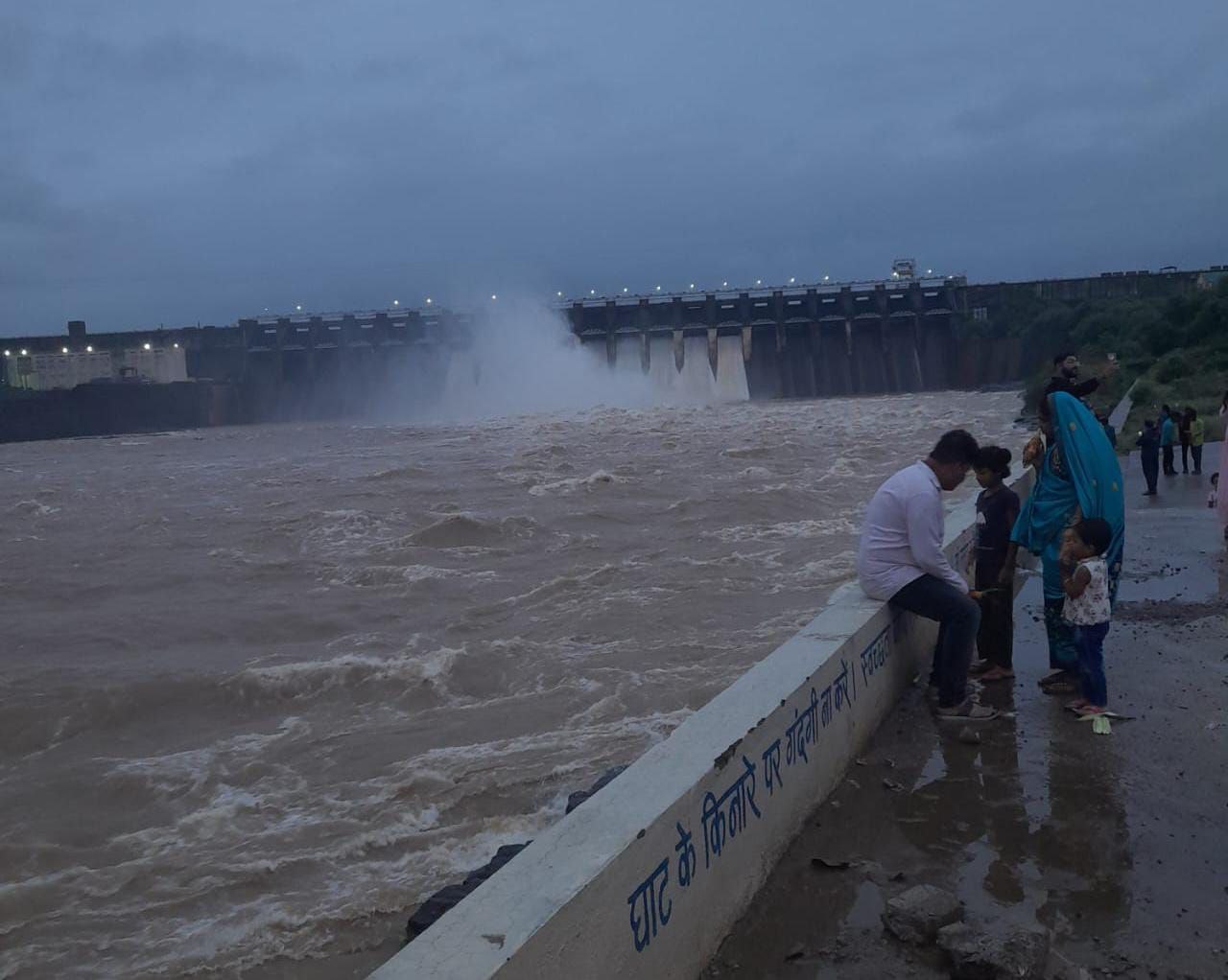 Heavy Rainfall Warning : दोपहर 1 बजे खुले बांध के 13 गेट, खूबसूरत नजारा देखने
पहुंचे हजारों लोग