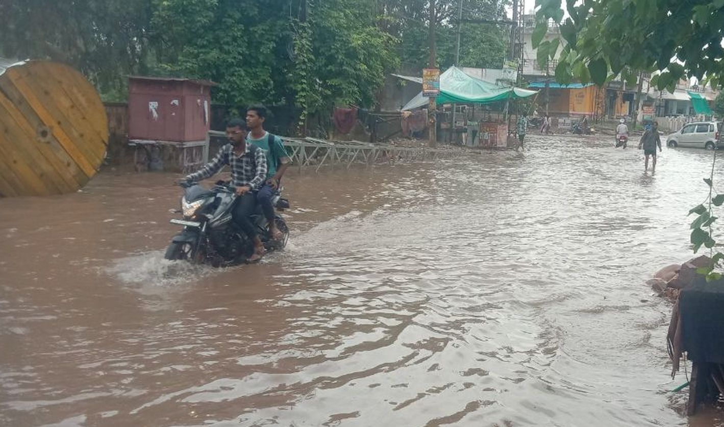 जैतसागर का नाला फिर उफान पर, कॉलोनियों में भरा पानी, गुढ़ा बांध पर चली चादर