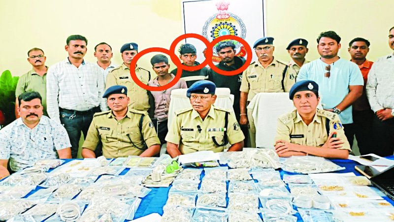 गुंडरदेही में 1 व 2 अगस्त की रात एक घर में आलमारी तोड़कर चांदी का गिलास, कटोरी, चम्मच की चोरी करने वाले तीन आरोपियों को पुलिस ने गिरफ्तार कर लिया। दो आरोपी बालोद थाना के चिचबोड़ और एक गुंडरदेही का रहने वाला है। तीनों आरोपी महंगा शौक पूरा करने चोरी करते थे। ये घरों के पीछे दरवाजे से प्रवेश करते थे।