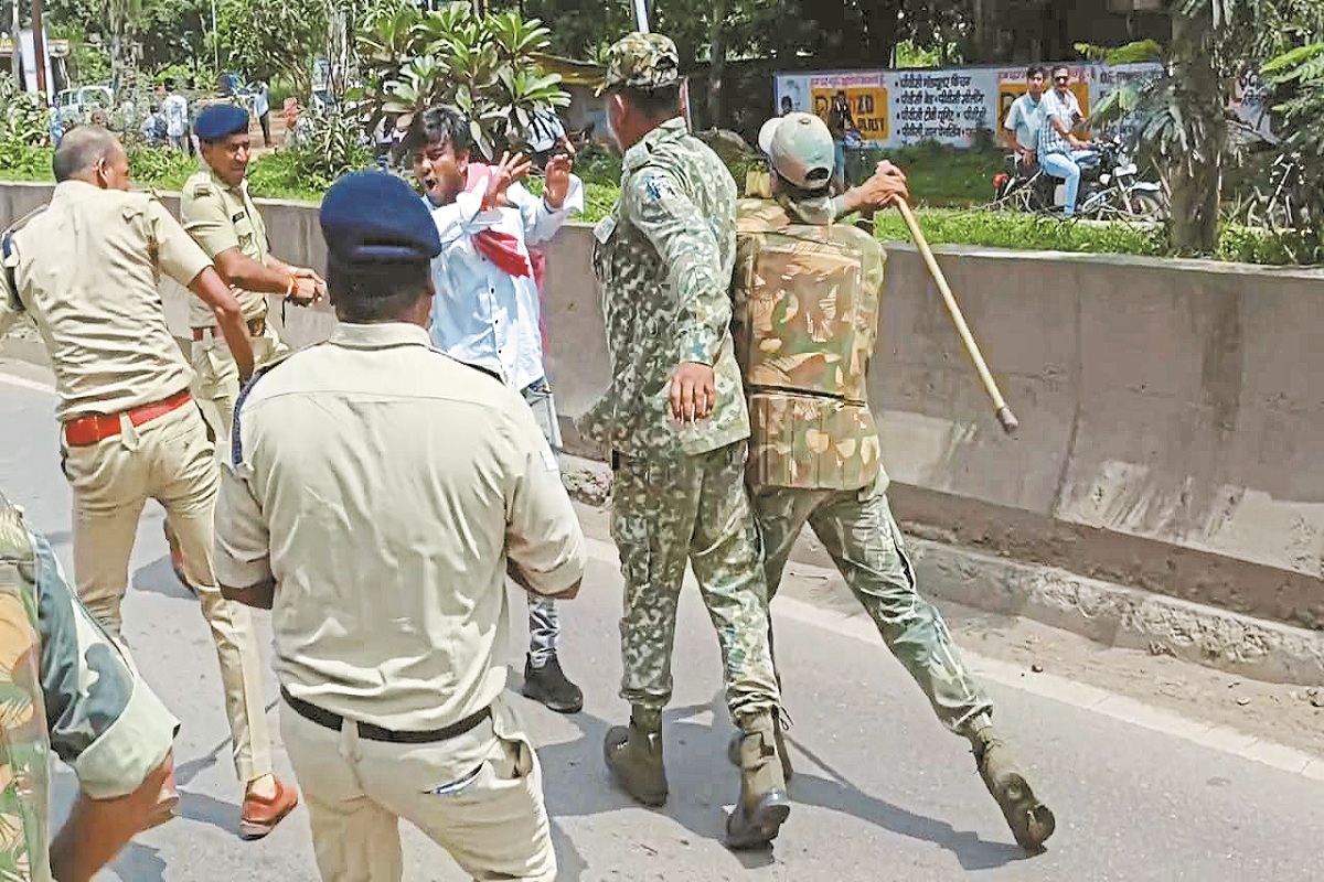 Congress Protest: थाने घेराव पर निकले कोंग्रेसी, कार्यकर्ताओं और पुलिस के बीच
झूमा-झटकी..