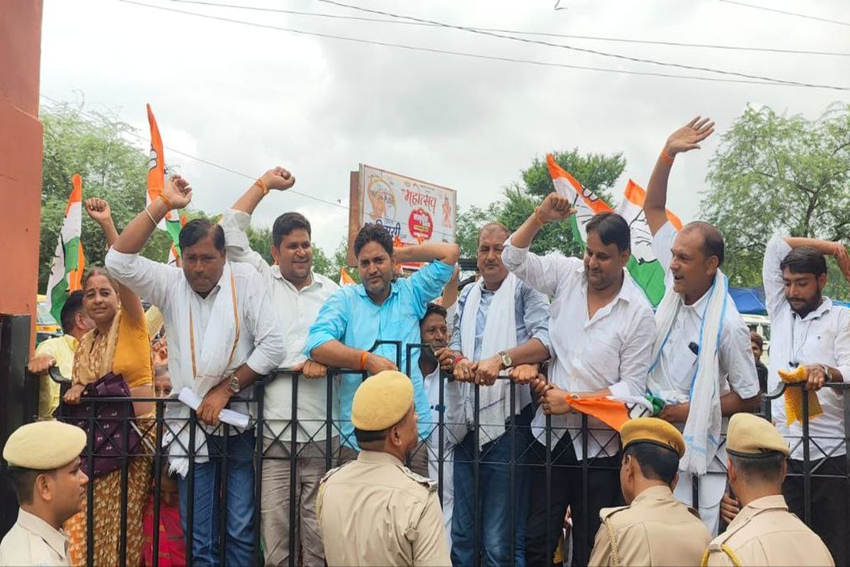 बिजली की बढ़ी दरों पर कांग्रेस का हल्ला बोल, कलक्ट्रेट पर धरना-प्रदर्शन