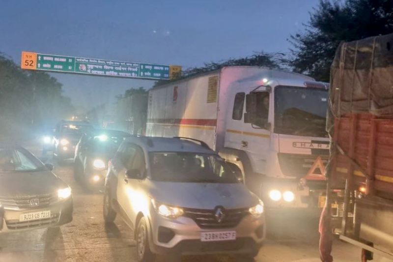 दरा की नाल में लगा जाम, वाहनों की लगी लंबी कतारें,