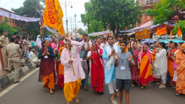 कल्याणधणी के दर्शन के लिए मन में गहरी ललक, चेहरे पर उत्साह, आस्था के साथ ध्वजा थामे जयकारे लगाते भक्त.... रविवार को कल्याण जी डिग्गीपुरी पदयात्रा संघ की ओर से 59वीं लक्खी पदयात्रा में ऐसा ही नजारा देखने को मिला।