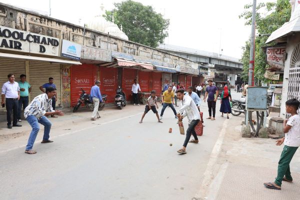 अजमेर अनुसूचित जाति और जनजाति आरक्षण पर सुप्रीम कोर्ट की टिप्पणी के बाद भारत बंद के तहत अजमेर पूर्ण रूप से बंद रहा। इस दौरान मदार गेट पर क्रिकेट खेलते युवा फोटो जय माखीजा