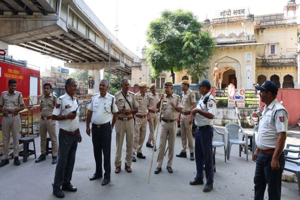 बुधवार को अजमेर बंद के दौरान गांधी भवन चौराहा पर तैनात पुलिस जाप्ता।