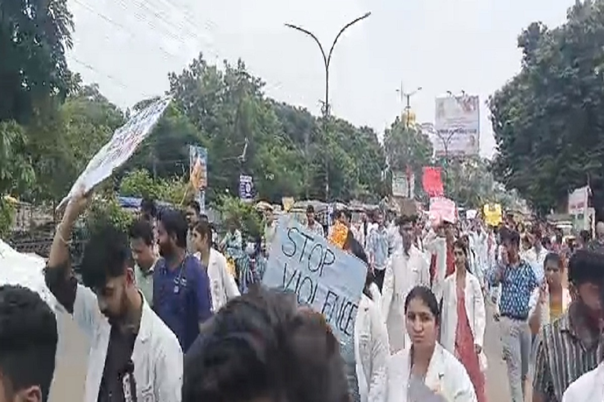 Doctors Strike in CG: कोलकाता रेप-मर्डर केस: AIIMS के डॉक्टर उतरे सड़क पर, बढ़ी मरीजों की परेशानी, देखें वीडियो