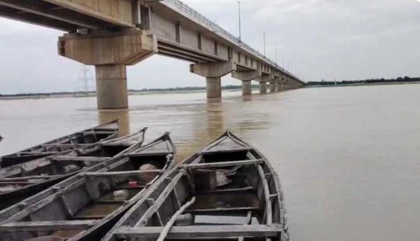 पश्चिम मिदनापुर में स्वर्णरेखा नदी का जलस्तर बढ़ने के कारण नदी तट पर लगीं नौकाएं।