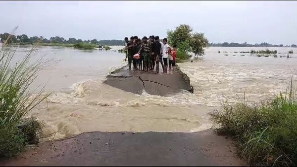 बारिश और डीवीसी से पानी छोड़े जाने के कारण टापू में तब्दील बर्दवान दक्षिण इलाका।