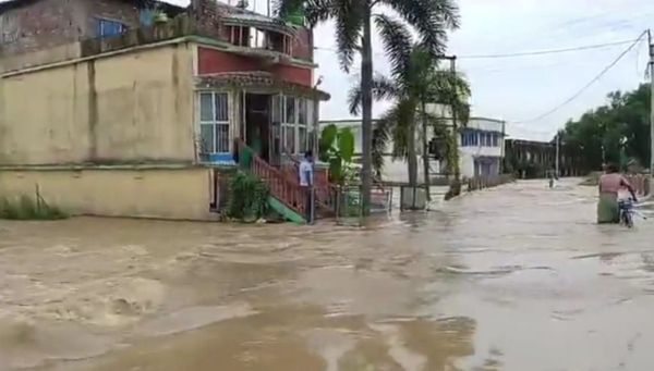 पश्चिम मिदनापुर के घाटाल के मनसूका इलाके में बाढ़ जैसे हालात।