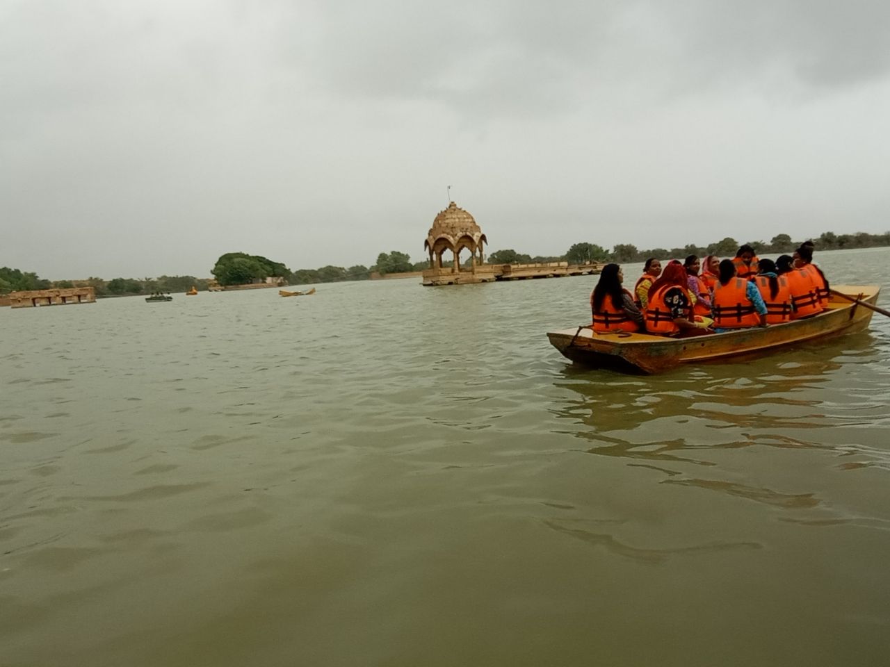 रेगिस्तान में जमकर हुई मूसलाधार बारिश के बाद गड़ीसर Lake का बदला नजारा, पर्यटकों
ने कैद कर ली ये सुंदर तस्वीरें