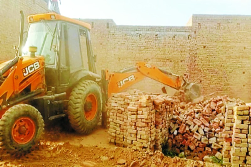 Gajsihpur: Bulldozer attacked drug mafia