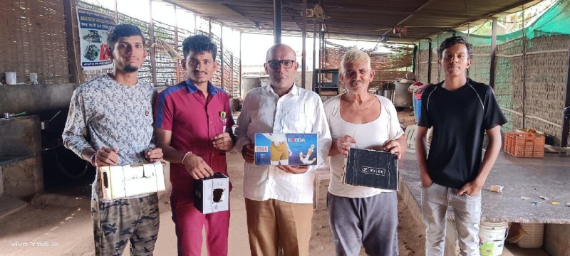 कर्नाटक के बागलकोट जिले के इलकल में गोरैया के लिए घोंसले तैयार करते विश्नोई समाज के लोग।