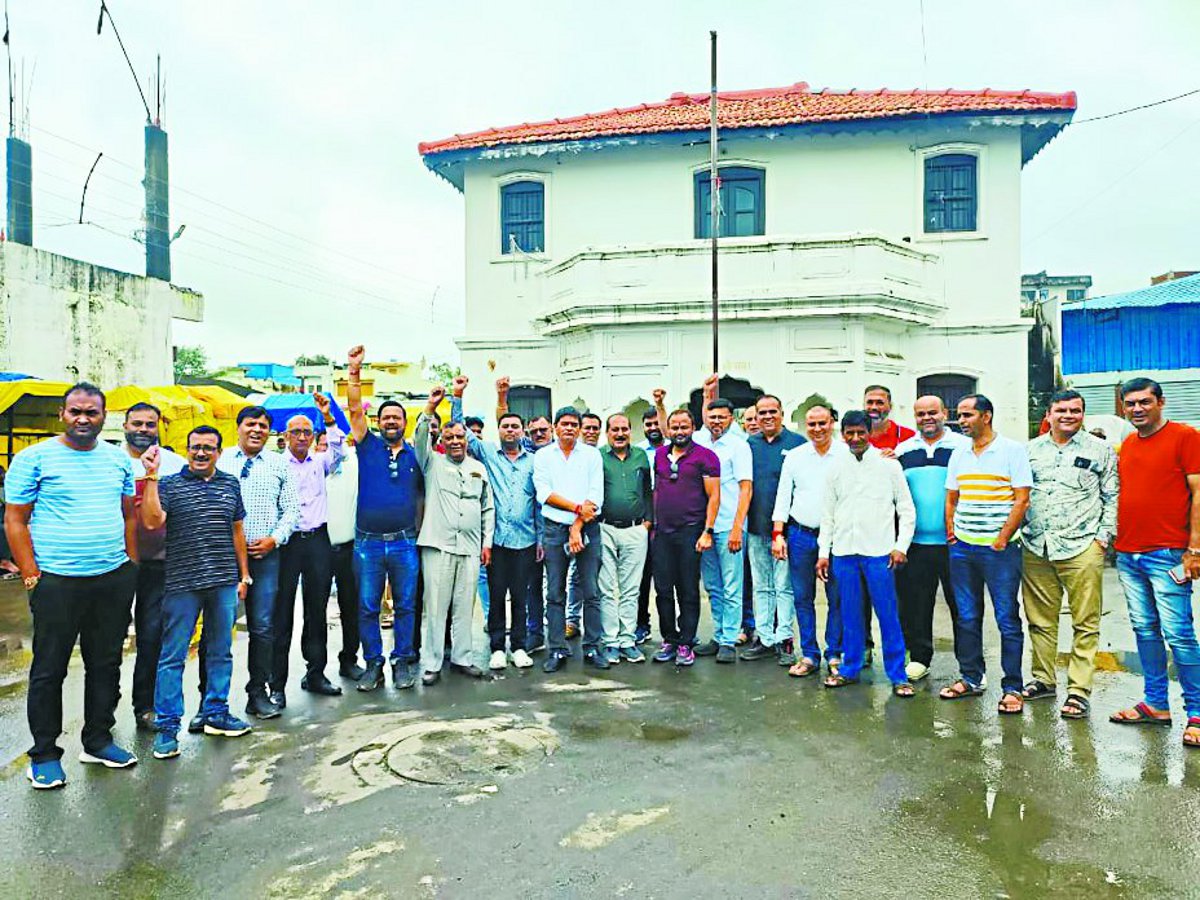 Video: कार्रवाई से आक्रोशित व्यापारियों ने रखा आधे दिन का बंद