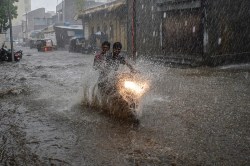 IMD Warning: मौसम विभाग की बड़ी चेतावनी जारी, किसी भी वक्त शुरू हो सकता है भारी
बारिश का दौर - image