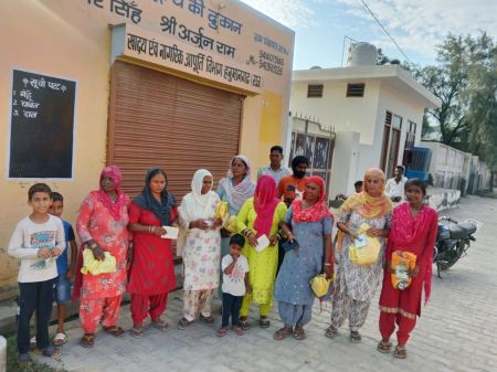 राशन डिपो से खाली बैग लेकर लौट रहे उपभोक्ता, जिले में खाद्य सुरक्षा में चयनित हैं नौ लाख लोग