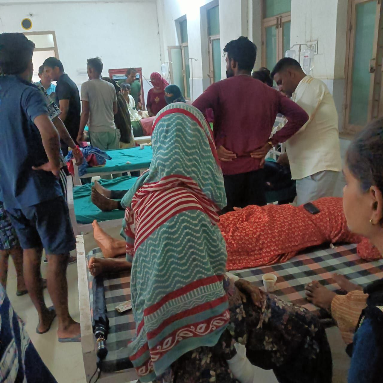 ACCIDENT: आगे निकलने की होड में टेम्पों पलटे , सडक़ पर मच गया चीत्कार , 40 से ज्यादा घायल…. देखें वीडियो ….