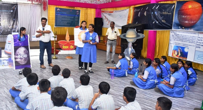 Special on the first National Space Day: Students participated in space exhibition with moving model.