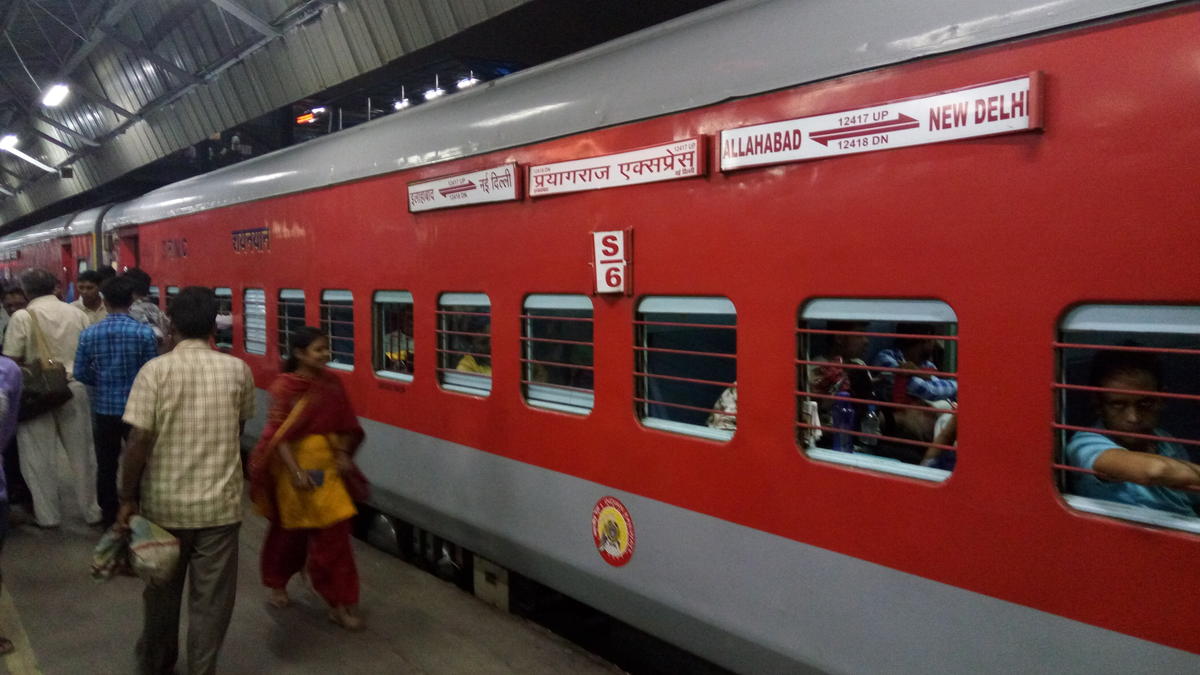 Pyaraj Express रेलवे का बड़ा फैसला: प्रयागराज जंक्शन हुआ पराया, अब सूबेदारगंज से चलेगी ...
