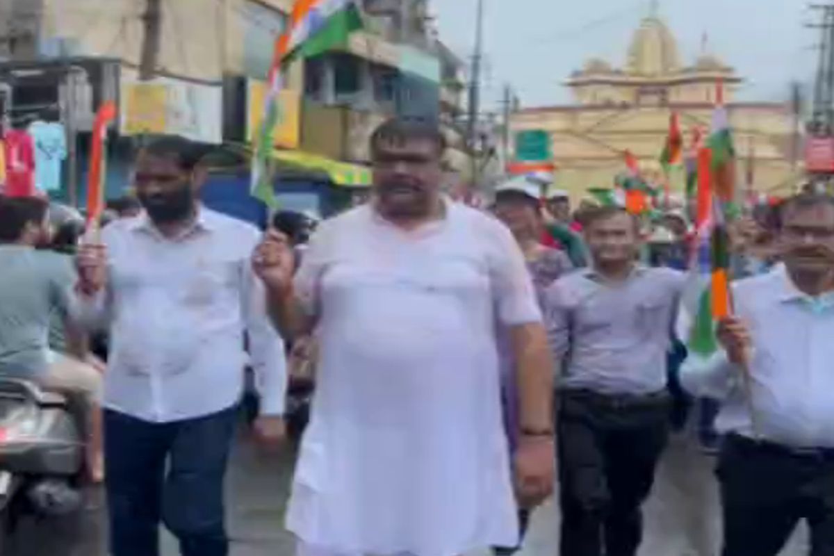 तिरंगा रैली में मंत्री संजय शर्मा भीगने के बाद भी नहीं रुके, देखें वीडियो
