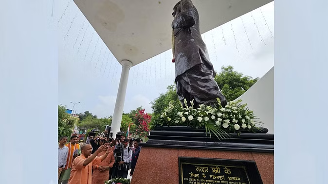 मुख्यमंत्री योगी आदित्यनाथ की मौन पदयात्रा, तख्ती लेकर सड़क पर उतरे दोनों डिप्टी सीएम