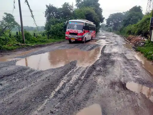 चक्काजाम के दौरान वाहनों की लंबी लाइन लग गई।