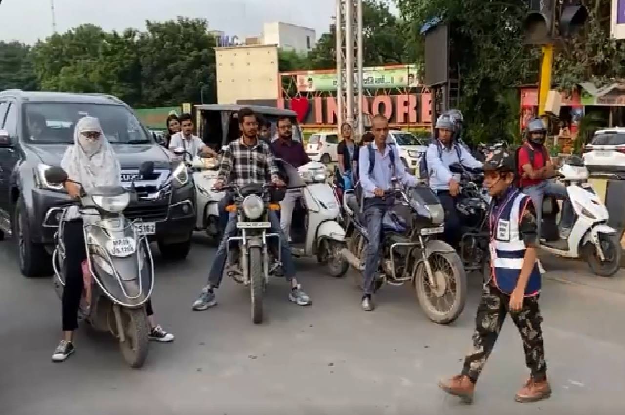 Indore Video Viral: शहर की सड़कों पर धूम मचा रहा 10 साल का मासूम, बॉलीवुड स्टाइल
में समझा रहा ट्रैफिक रूल्स