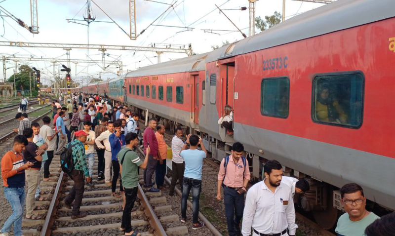 Rani Kamlapati Saharsa Special train derailed at Itarsi Railway Junction