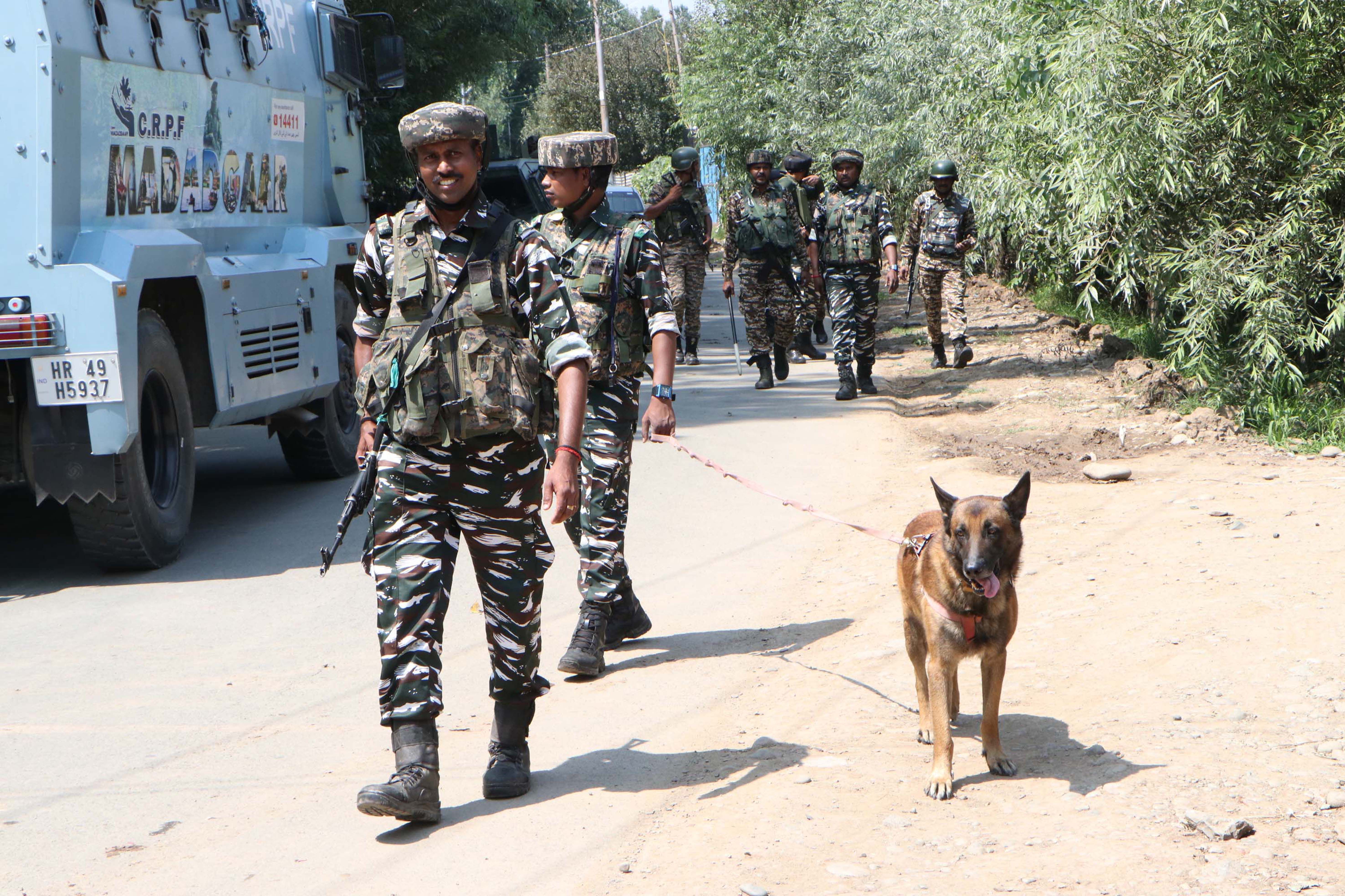 Jammu kashmir : कुलगाम में संदिग्ध विस्फोटक मिला, सतर्कता बरत रहा सुरक्षा बल