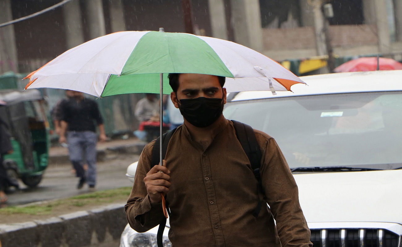 kashmir weather update : श्रीनगर में हल्की बारिश से मौसम सुहावना, लोगों को उमस
से मिली राहत