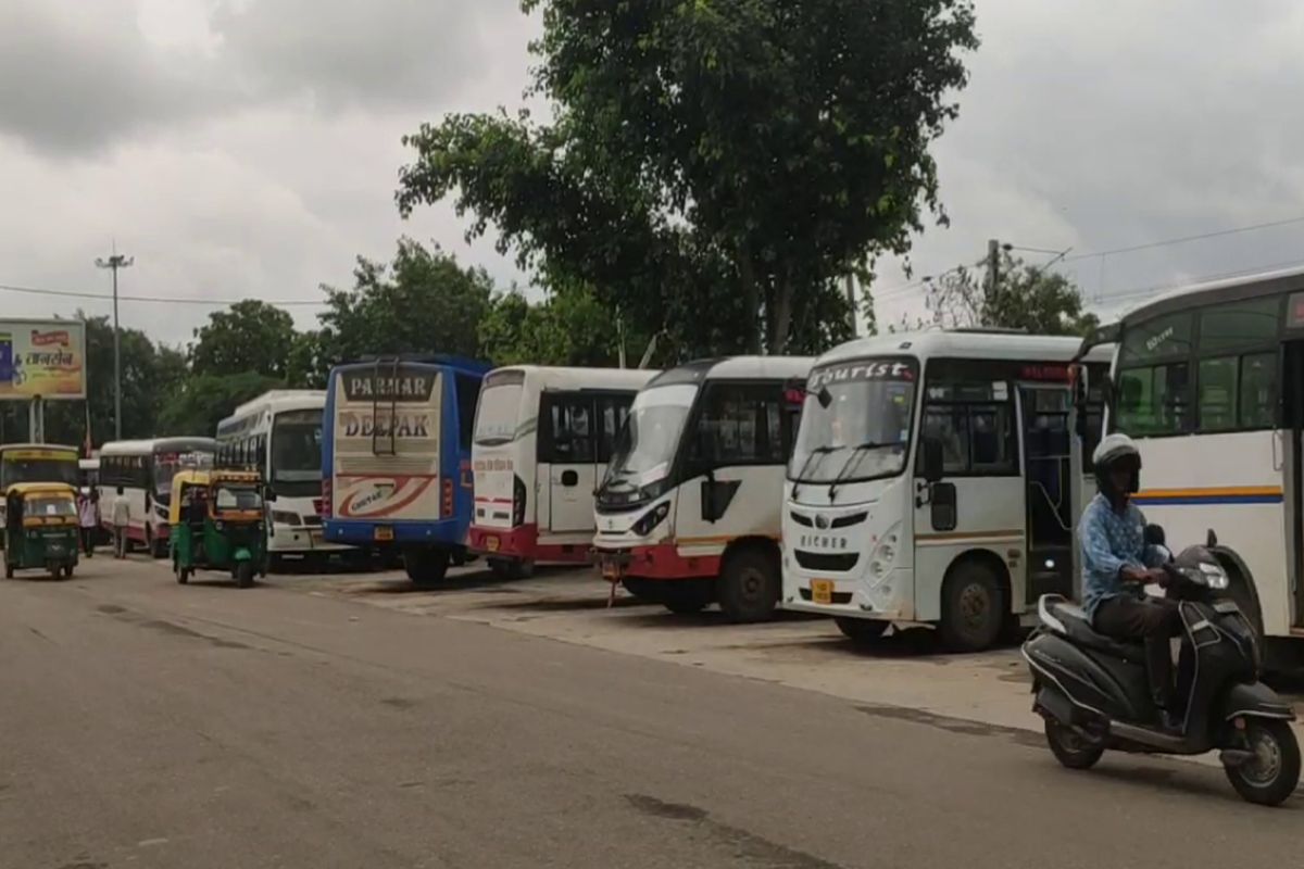 अलवर: प्राइवेट बस ऑपरेटर्स की हड़ताल से यात्रियों को हुई परेशानी