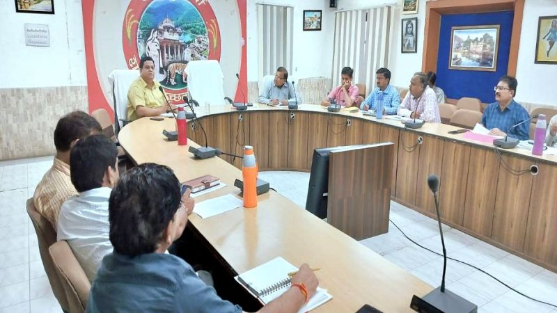 पानी, बिजली, मौसमी बीमारियों संबंधी साप्ताहिक समीक्षा बैठक सम्पन्न