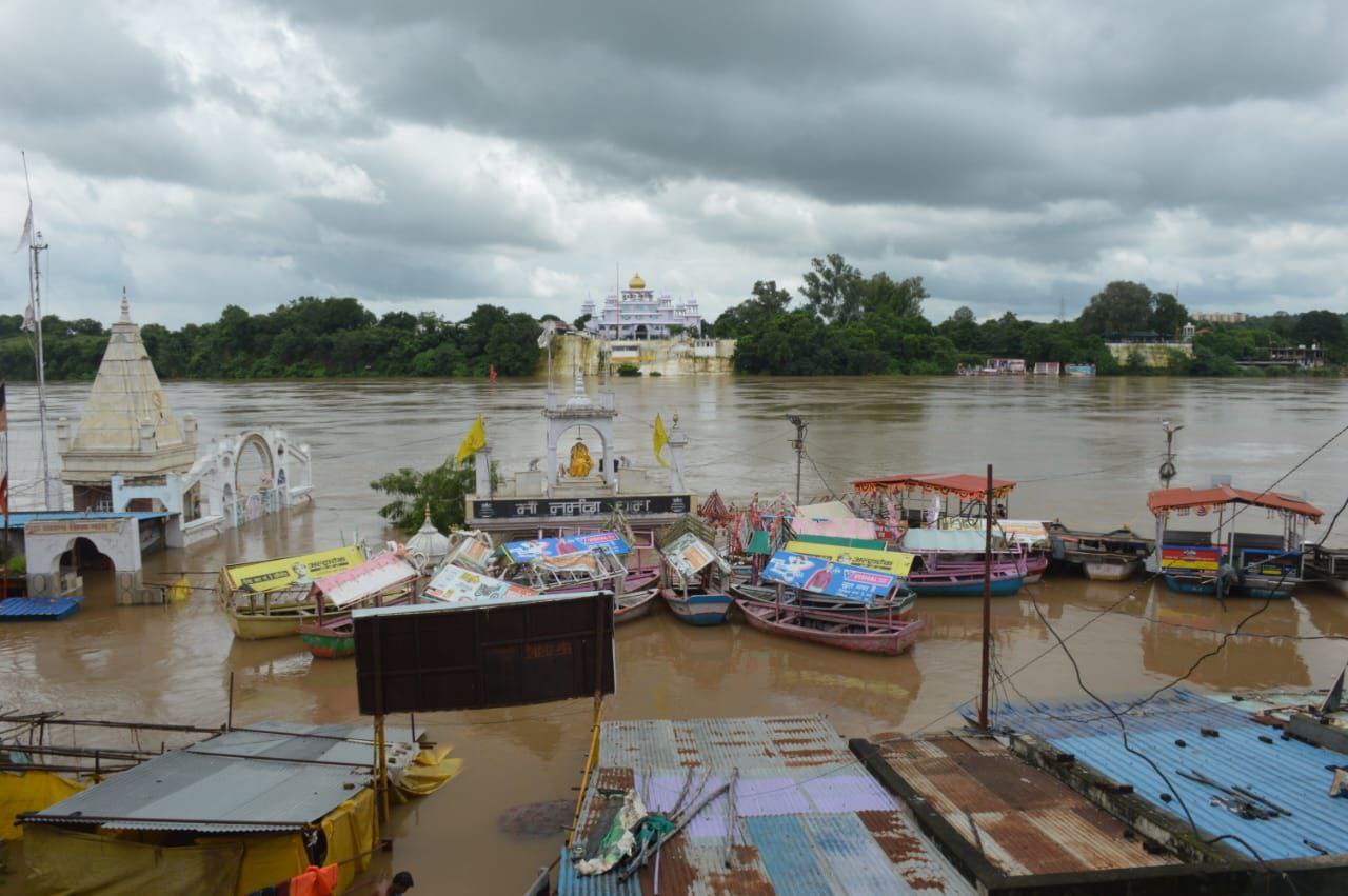 MP Monsoon Alert : Bargi Dam के 13 गेट की ऊंचाई ढाई मीटर की, लम्हेटा छोर का पुल
डूबा, गौरीघाट, तिलवाराघाट में अलर्ट